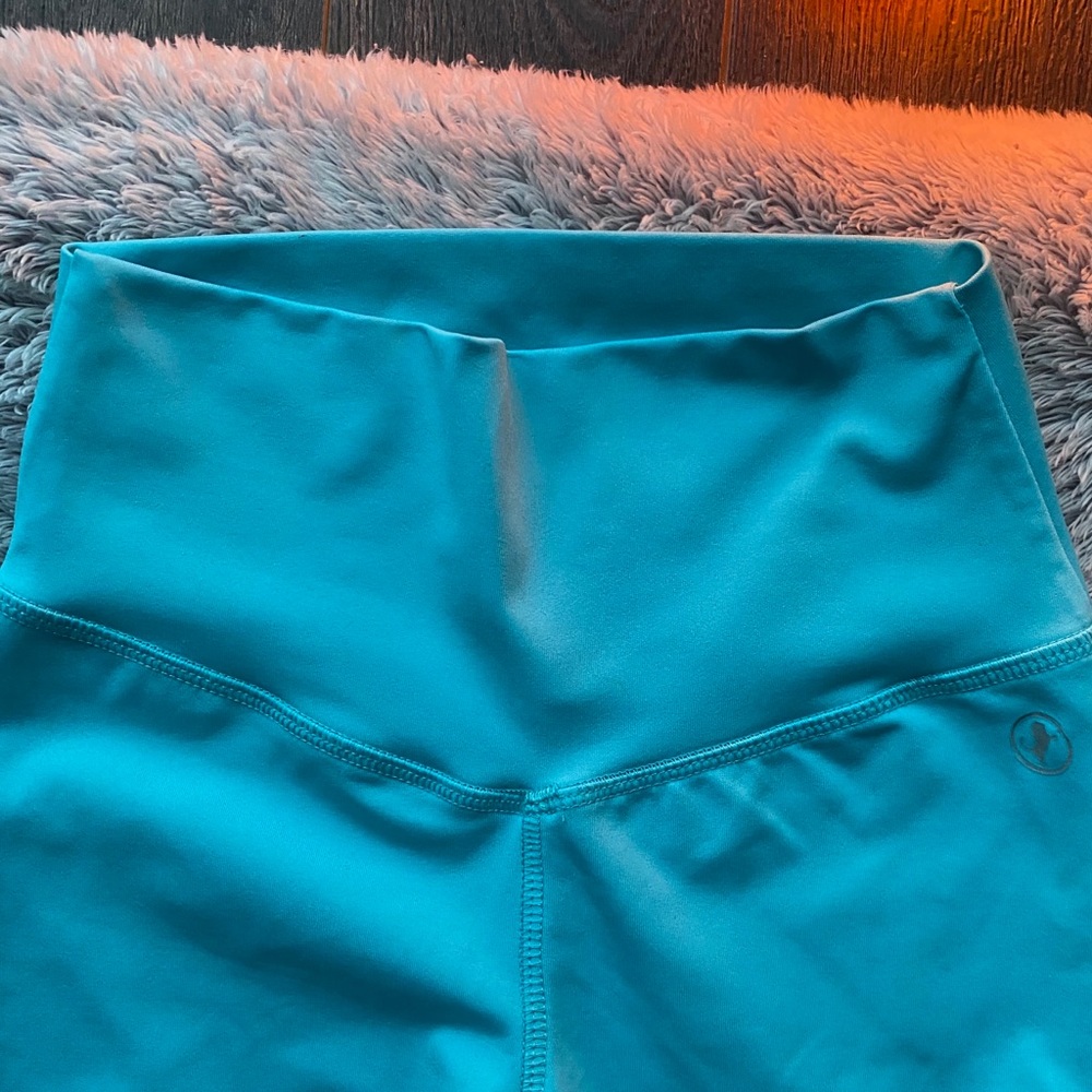 Scrunchy butt blue leggings